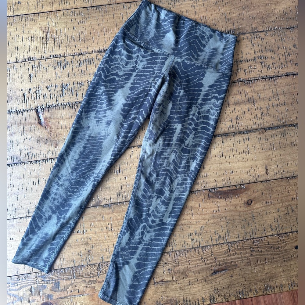 Green and Black Patterned Leggings medium